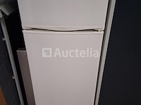 Diverse apparaten: 1 koelkast/vriezer (het koelkastgedeelte koelt niet meer), een 60 cm afzuigkap, een glas, een scherm voor pc