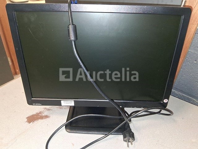 Diverse apparaten: 1 koelkast/vriezer (het koelkastgedeelte koelt niet meer), een 60 cm afzuigkap, een glas, een scherm voor pc - afbeelding 3 van  5