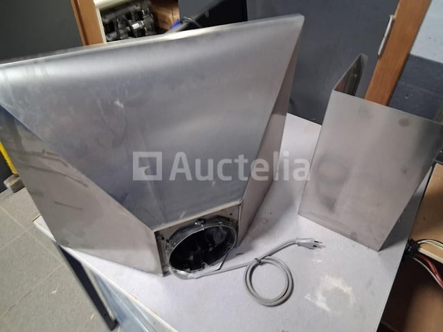 Diverse apparaten: 1 koelkast/vriezer (het koelkastgedeelte koelt niet meer), een 60 cm afzuigkap, een glas, een scherm voor pc - afbeelding 5 van  5