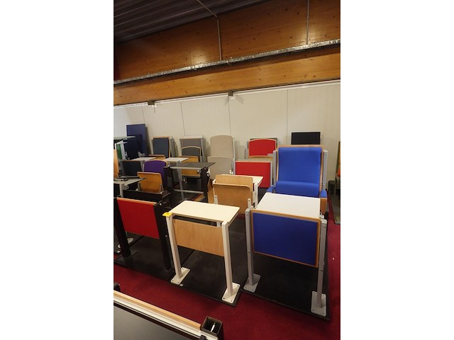 Diverse auditoriumstoelen - afbeelding 1 van  8