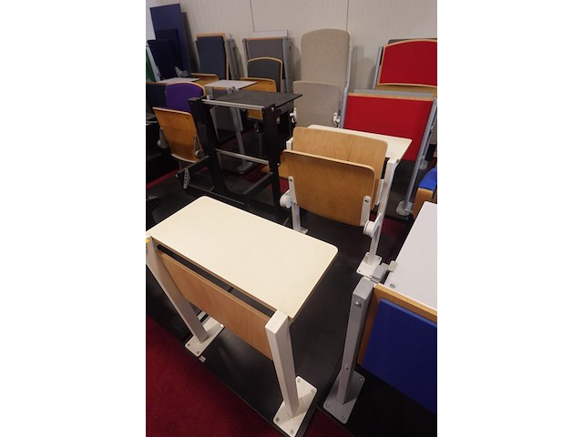 Diverse auditoriumstoelen - afbeelding 3 van  8