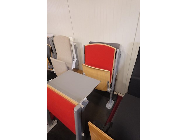 Diverse auditoriumstoelen - afbeelding 6 van  8