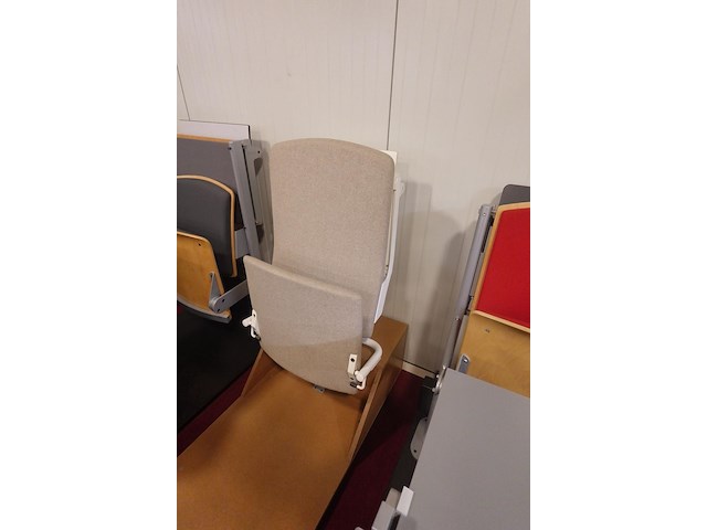 Diverse auditoriumstoelen - afbeelding 7 van  8
