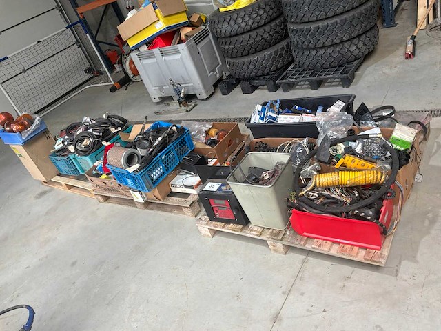 Diverse auto/vrachtwagen onderdelen en accessoires - afbeelding 1 van  7