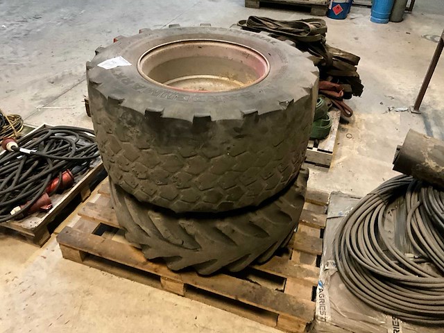 Diverse band met velg (2x) - afbeelding 1 van  5