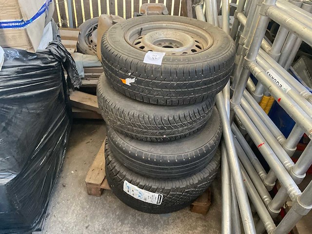 Diverse banden op velg (9x) - afbeelding 1 van  5