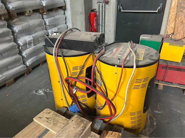 Diverse batterijladers (9x) - afbeelding 1 van  24