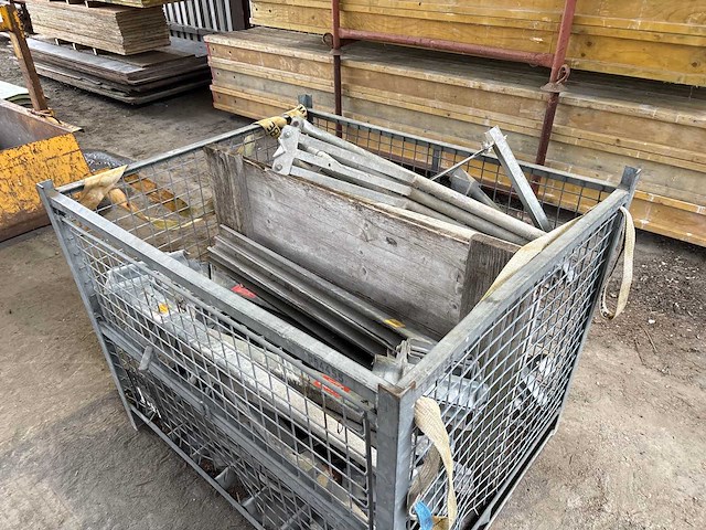 Diverse bekistingsmateriaal - afbeelding 1 van  5