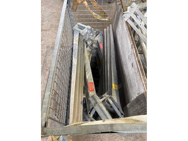 Diverse bekistingsmateriaal - afbeelding 2 van  5