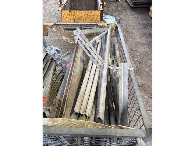 Diverse bekistingsmateriaal - afbeelding 3 van  5