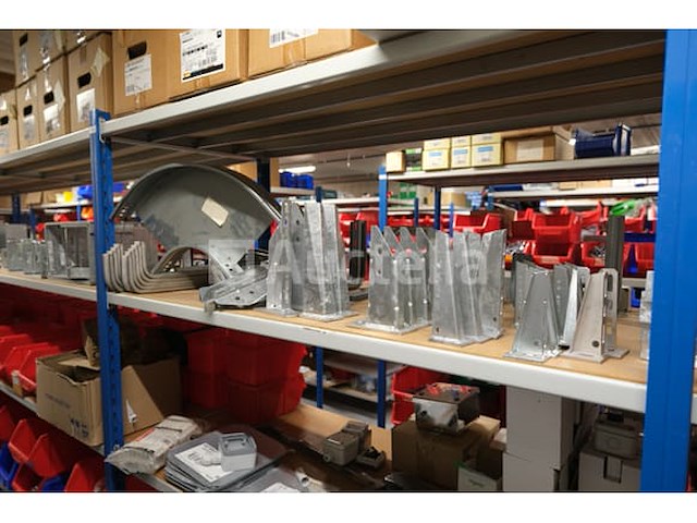 Diverse beslagen en bevestigingsmiddelen - afbeelding 1 van  31