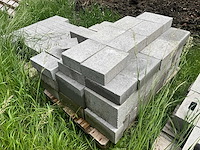 Diverse betonnen bouwstenen (250x) - afbeelding 1 van  6