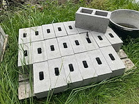Diverse betonnen bouwstenen (250x) - afbeelding 2 van  6