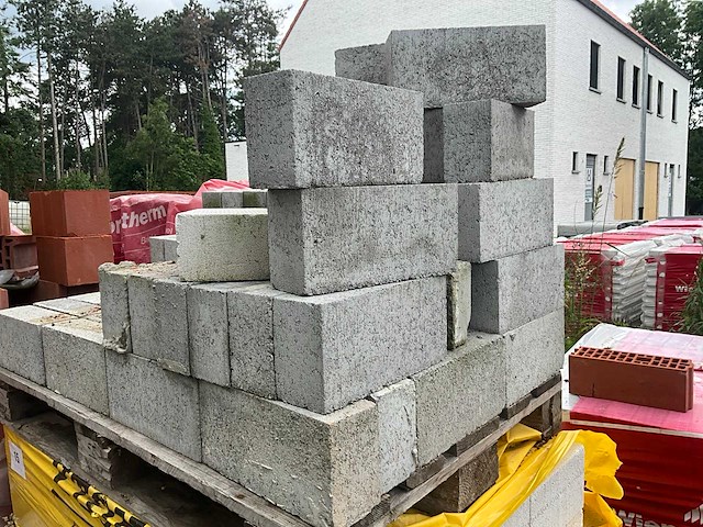 Diverse betonnen bouwstenen (250x) - afbeelding 6 van  6