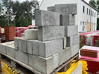 Diverse betonnen bouwstenen (250x) - afbeelding 6 van  6