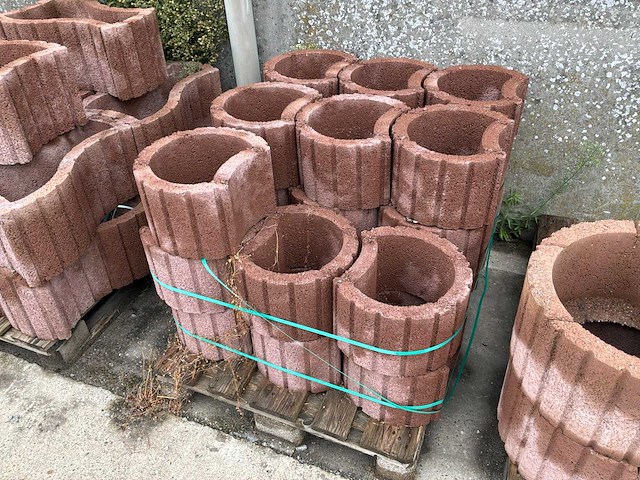 Diverse betonnen plantenbakken - afbeelding 3 van  3