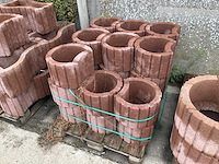 Diverse betonnen plantenbakken - afbeelding 3 van  3