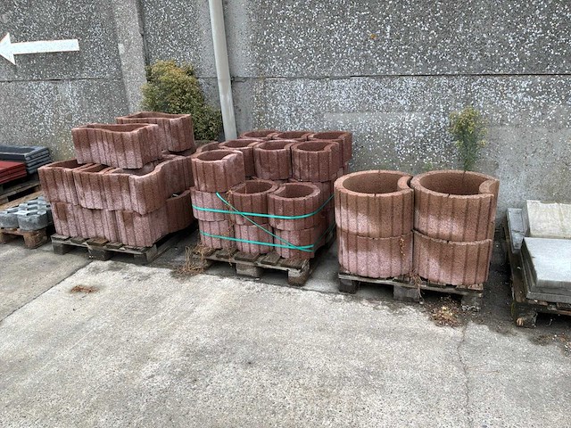 Diverse betonnen plantenbakken - afbeelding 2 van  2
