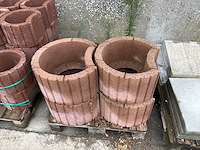 Diverse betonnen plantenbakken - afbeelding 1 van  2