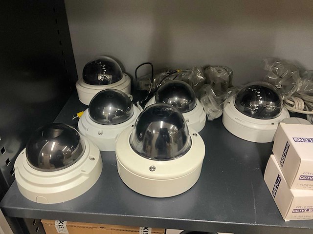 Diverse beveiligingscamera’s en switches (34x) - afbeelding 2 van  31