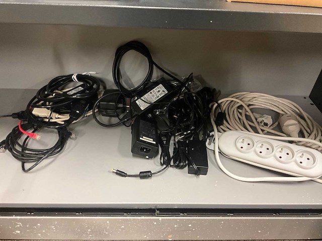 Diverse beveiligingscamera’s en switches (34x) - afbeelding 21 van  31