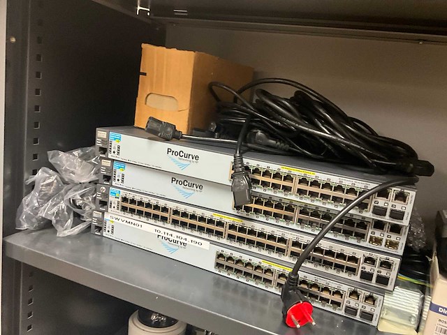 Diverse beveiligingscamera’s en switches (34x) - afbeelding 22 van  31