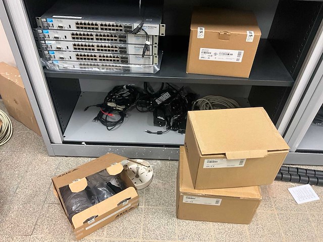 Diverse beveiligingscamera’s en switches (34x) - afbeelding 12 van  31