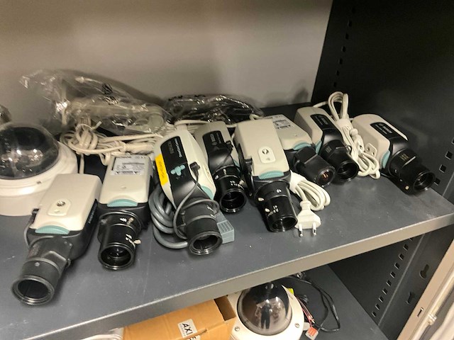 Diverse beveiligingscamera’s en switches (34x) - afbeelding 30 van  31