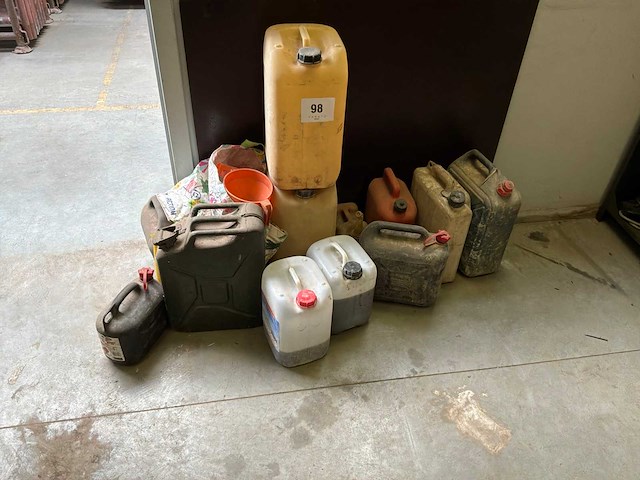 Diverse bidonnen en kruiken - afbeelding 1 van  3