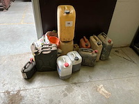 Diverse bidonnen en kruiken - afbeelding 1 van  3