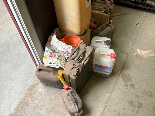 Diverse bidonnen en kruiken - afbeelding 2 van  3