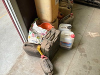 Diverse bidonnen en kruiken - afbeelding 2 van  3