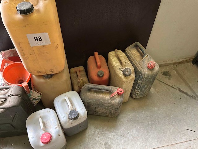 Diverse bidonnen en kruiken - afbeelding 3 van  3