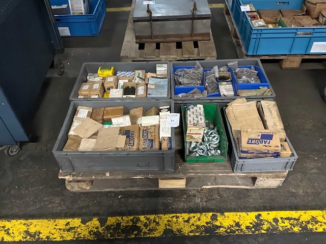 Diverse bouten en moeren - afbeelding 1 van  5