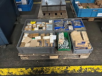 Diverse bouten en moeren - afbeelding 1 van  5