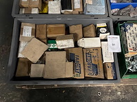 Diverse bouten en moeren - afbeelding 2 van  5