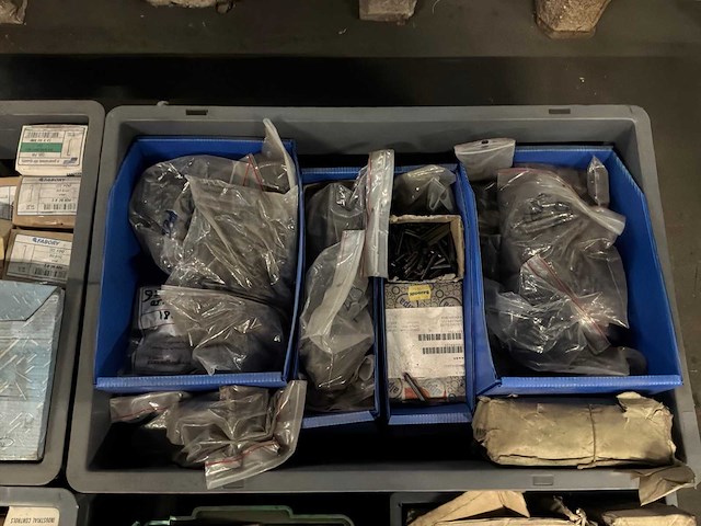 Diverse bouten en moeren - afbeelding 4 van  5