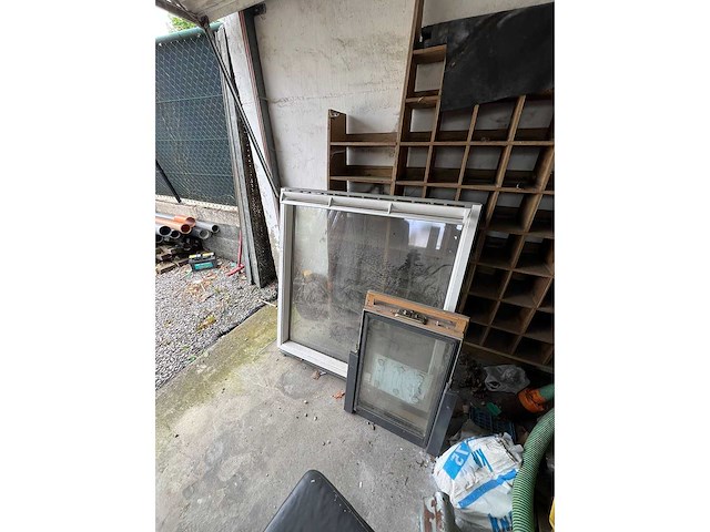 Diverse bouwmaterialen ramen deuren trap - afbeelding 6 van  23