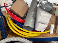 Diverse buizen voor water, gas en aircoaansluitingen