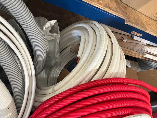 Diverse buizen voor water, gas en aircoaansluitingen - afbeelding 2 van  2