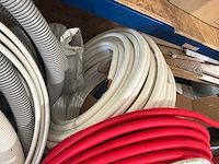 Diverse buizen voor water, gas en aircoaansluitingen - afbeelding 2 van  2