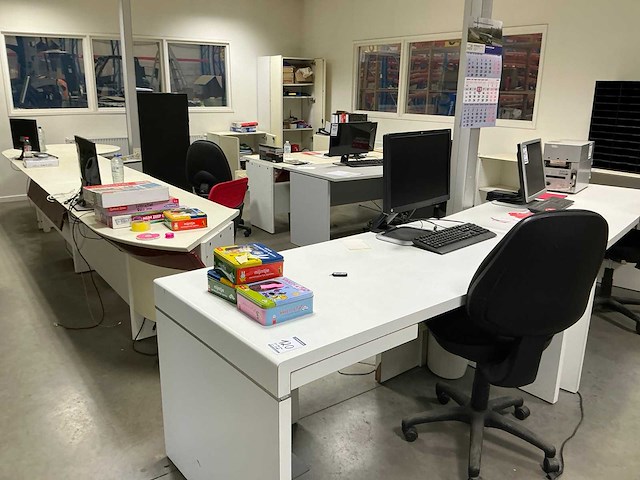 Diverse bureaus (5x) - afbeelding 1 van  7