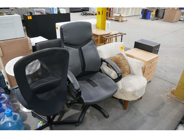 Diverse bureaustoelen en meubels - afbeelding 1 van  6