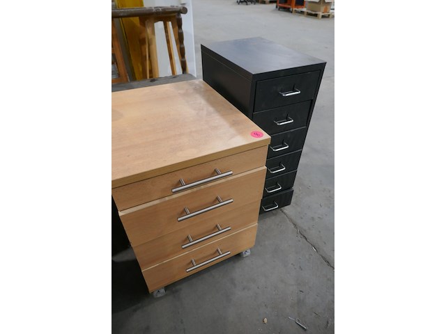 Diverse bureaustoelen en meubels - afbeelding 5 van  6