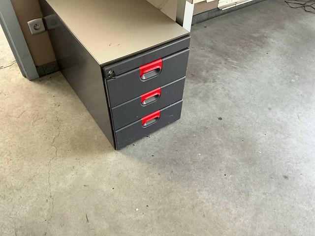 Diverse bureautafels (12x) - afbeelding 3 van  5