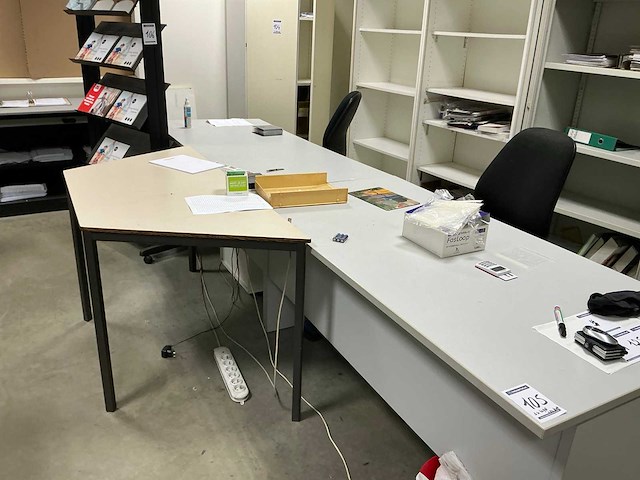 Diverse bureautafels met 2 stoelen (3x) - afbeelding 1 van  5
