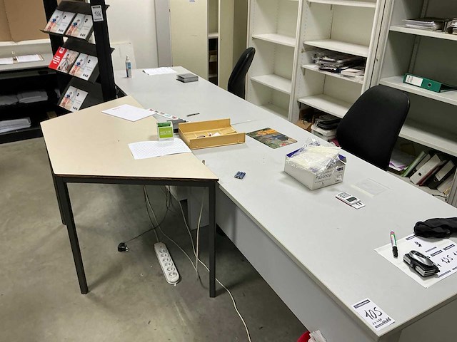 Diverse bureautafels met 2 stoelen (3x) - afbeelding 2 van  5