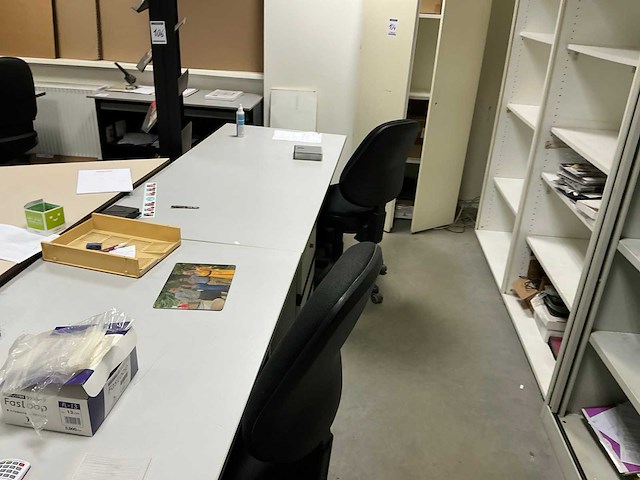 Diverse bureautafels met 2 stoelen (3x) - afbeelding 3 van  5