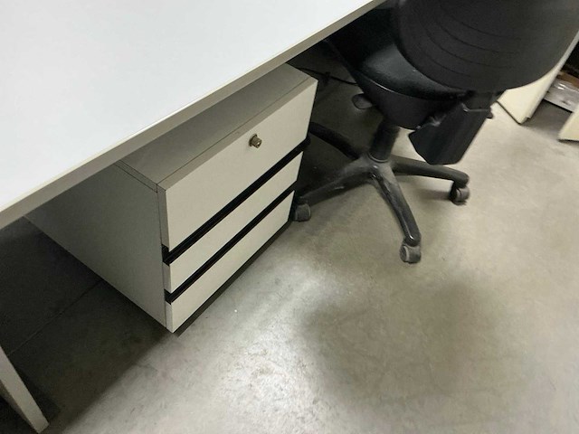 Diverse bureautafels met 2 stoelen (3x) - afbeelding 4 van  5