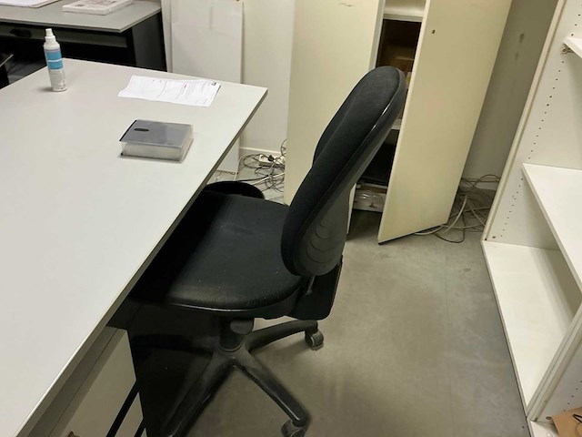 Diverse bureautafels met 2 stoelen (3x) - afbeelding 5 van  5